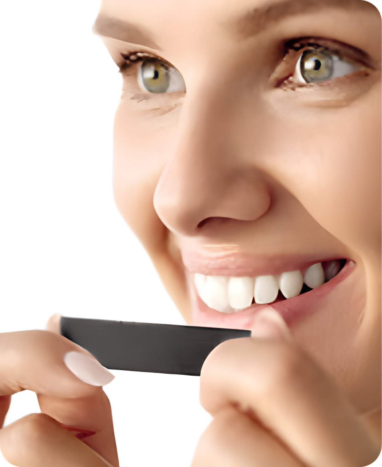 Primo piano di una  donna con in mano le  strisce sbiancati di colore nero